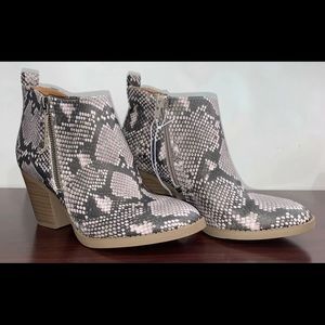 Universal Thread Faux Snake Skin Boots Size 6 1/2